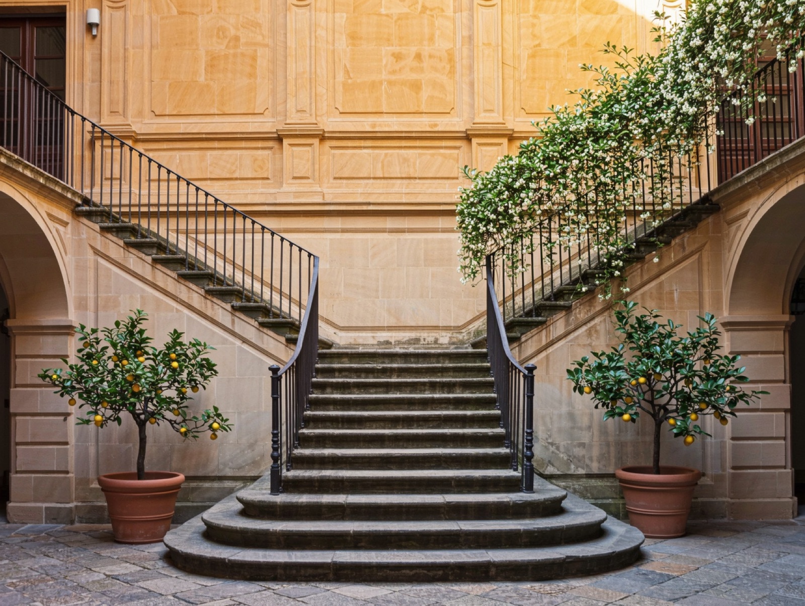 Il cortile interno della dimora con la scala in pietra e le piante