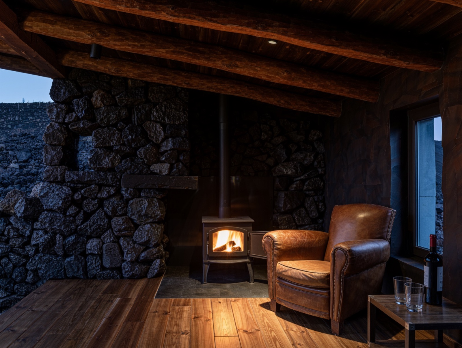 La casa in pietra lavica con il vigneto e l'Etna sullo sfondo
